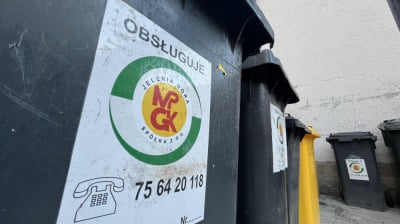 Podwyżka opłat za wyw&oacute;z śmieci w Jeleniej G&oacute;rze. Ile teraz zapłacą mieszkańcy?