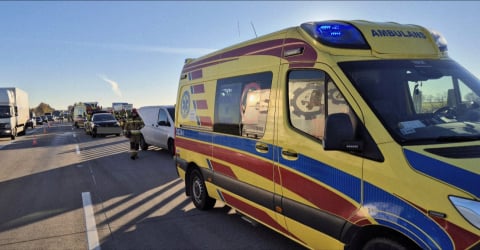 Trzy samochody zderzyły się na autostradzie A4. Są spore utrudnienia dla kierowców - 1