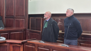 "Wataha ps&oacute;w, kt&oacute;ra otoczyła biednych ludzi". Jest wyrok ws. sł&oacute;w W. Frasyniuka