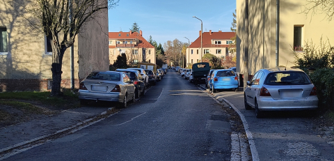 Mieszkańcy Sępolna tracą cierpliwość. Mandaty za parkowanie na chodnikach sypią się coraz częściej - 2