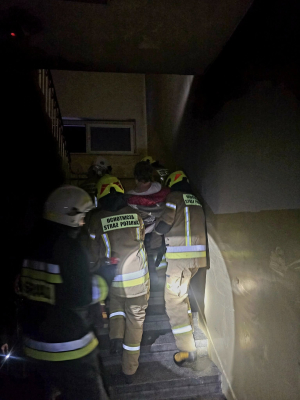 Pożar w bloku w Polkowicach. Gęsty dym odciął drogę ucieczki mieszkańcom [ZDJĘCIA] - 2