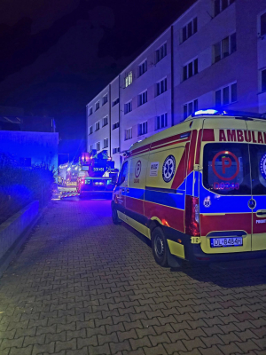 Pożar w bloku w Polkowicach. Gęsty dym odciął drogę ucieczki mieszkańcom [ZDJĘCIA] - 4