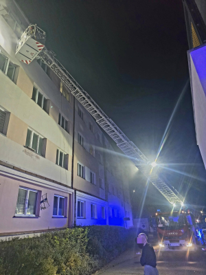 Pożar w bloku w Polkowicach. Gęsty dym odciął drogę ucieczki mieszkańcom [ZDJĘCIA] - 5