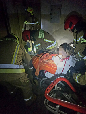 Pożar w bloku w Polkowicach. Gęsty dym odciął drogę ucieczki mieszkańcom [ZDJĘCIA] - 6
