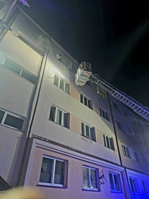 Pożar w bloku w Polkowicach. Gęsty dym odciął drogę ucieczki mieszkańcom [ZDJĘCIA] - 7