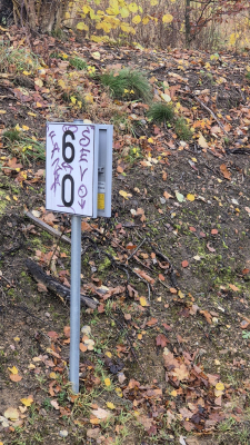 Zdewastowana linia kolejowa Jelenia Góra-Karpacz. Straty wyceniono na 50 tys. złotych - 7