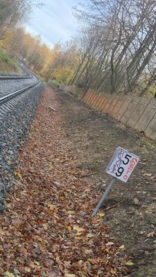 Zdewastowana linia kolejowa Jelenia Góra-Karpacz. Straty wyceniono na 50 tys. złotych - 5