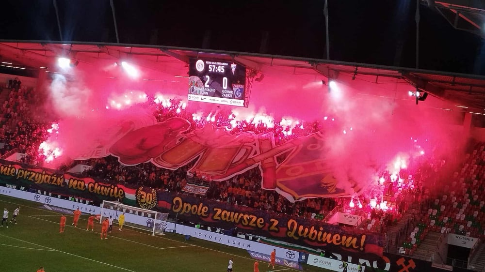 Zagłębie ograło lidera piłkarskiej Ekstraklasy! - Efektowna oprawa kibiców Zagłębia Lubin.