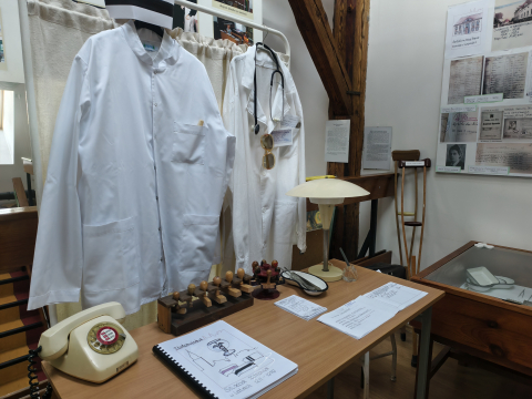 Stare wiertła dentystyczne, skalpele i stetoskopy. Emerytowana pielęgniarka stworzyła medyczną wystawę - 1