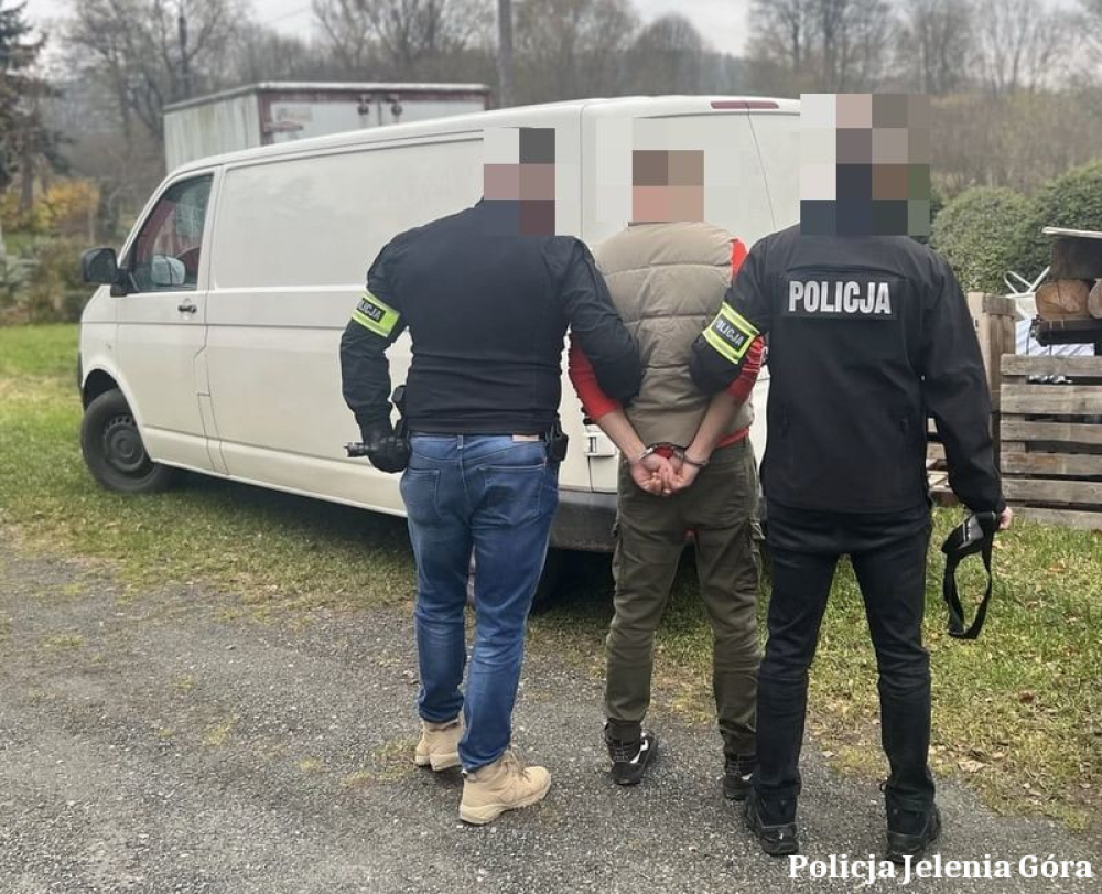 Dolny Śląsk: Próbował wciągnąć 16-latkę do busa. Porwanie udaremnił inny kierowca - Dziewczyna cudem uniknęła porwania. Zareagował przypadkowy kierowca.