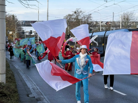 Radosna Parada Niepodległości. Tak Wrocław świętuje 11 listopada [ZDJĘCIA] - 0