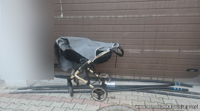 Nocą szedł ulicami z... dziecięcym w&oacute;zkiem. Policjanci szybko odkryli, co ukrywał w środku