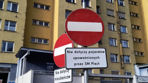 Sądowa walka o... otwarcie szlabanu. Spółdzielnia zablokowała wewnętrzne ulice, w tym dojazd do szkoły - 1