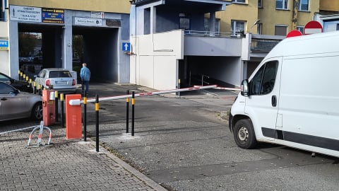 Sądowa walka o... otwarcie szlabanu. Spółdzielnia zablokowała wewnętrzne ulice, w tym dojazd do szkoły - 0