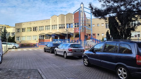 Sądowa walka o... otwarcie szlabanu. Spółdzielnia zablokowała wewnętrzne ulice, w tym dojazd do szkoły - 2