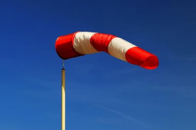 Będzie mocno wiało na Dolnym Śląsku. Ostrzeżenie IMGW obejmuje 10 powiat&oacute;w