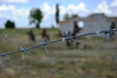 "Domy się trzęsą", "jakby pod oknem strzelali". Co było przyczyną huk&oacute;w pod Wrocławiem?