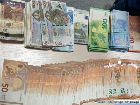 Rozbito grupę przestępczą, zatrzymano 19 osób. W tle sutenerstwo i handel narkotykami - 9