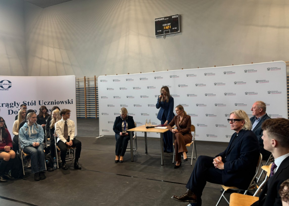 Ministra edukacji gościła we Wrocławiu. Rozmawiała z uczniami w ramach okrągłego stołu - Spotkanie uczniów z ministrą edukacji.