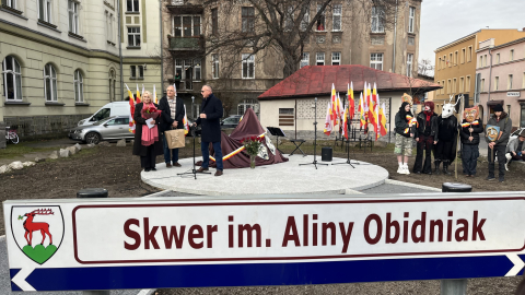 Legenda jeleniogórskiego teatru doceniona. Powstał pomnik Aliny Obidniak - 5