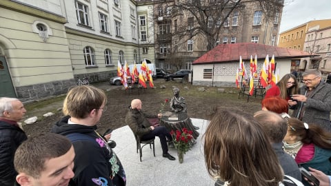 Legenda jeleniogórskiego teatru doceniona. Powstał pomnik Aliny Obidniak - 6
