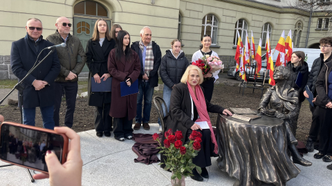 Legenda jeleniogórskiego teatru doceniona. Powstał pomnik Aliny Obidniak - 8