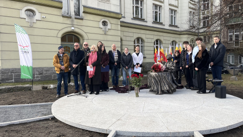 Legenda jeleniogórskiego teatru doceniona. Powstał pomnik Aliny Obidniak - 9