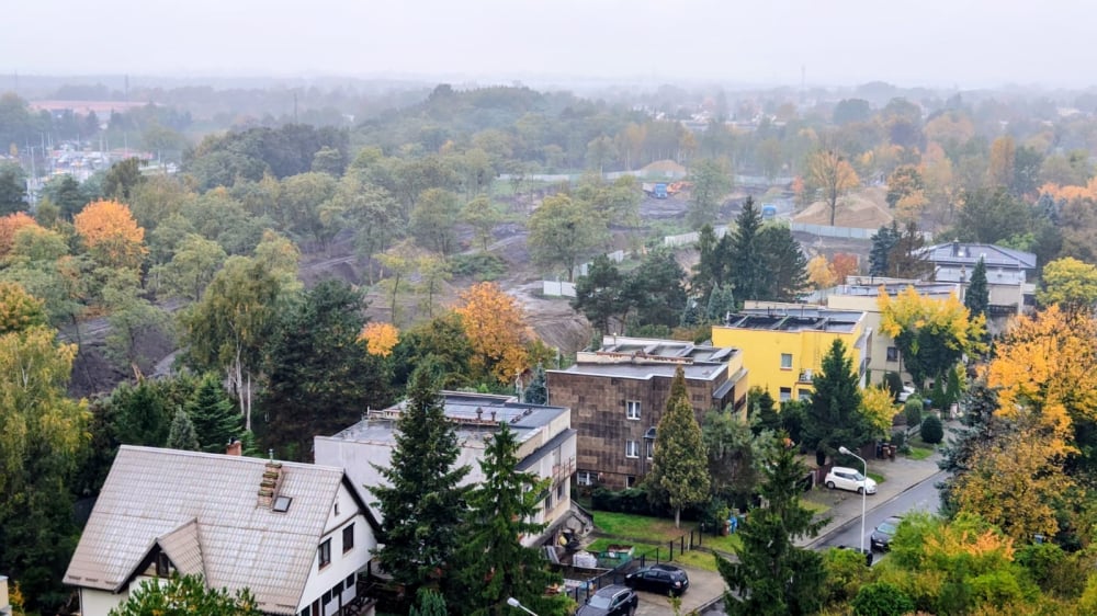 Mieszkańcy skarżą się na smród paliwa. Przyczyną budowa osiedla w miejscu dawnej lokomotywowni? - Na wrocławskich Kuźnikach czuć silny zapach benzyny. Czy są powody do obaw?