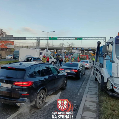 Karambol na zjeździe z AOW. Sprawca przeciął pas zieleni, zderzyło się 6 pojazdów [ZDJĘCIA] - 0