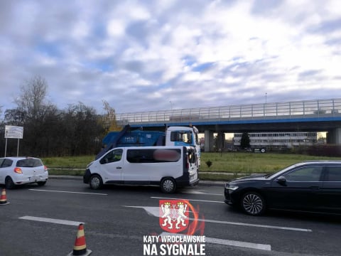 Karambol na zjeździe z AOW. Sprawca przeciął pas zieleni, zderzyło się 6 pojazdów [ZDJĘCIA] - 11