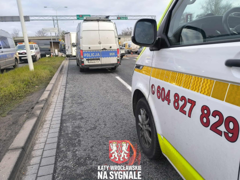 Karambol na zjeździe z AOW. Sprawca przeciął pas zieleni, zderzyło się 6 pojazdów [ZDJĘCIA] - 13