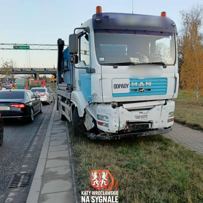 Karambol na zjeździe z AOW. Sprawca przeciął pas zieleni, zderzyło się 6 pojazdów [ZDJĘCIA] - 1