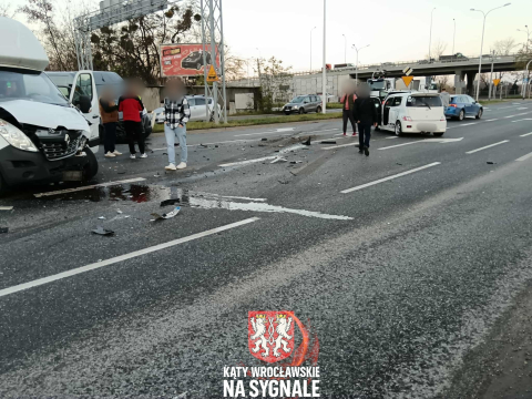 Karambol na zjeździe z AOW. Sprawca przeciął pas zieleni, zderzyło się 6 pojazdów [ZDJĘCIA] - 2