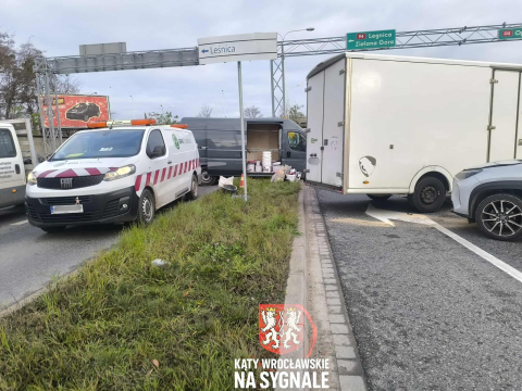 Karambol na zjeździe z AOW. Sprawca przeciął pas zieleni, zderzyło się 6 pojazdów [ZDJĘCIA] - 3