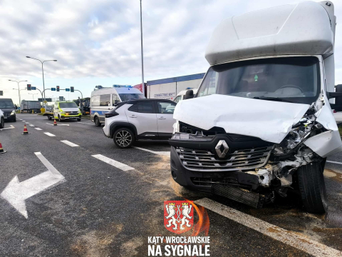 Karambol na zjeździe z AOW. Sprawca przeciął pas zieleni, zderzyło się 6 pojazdów [ZDJĘCIA] - 4
