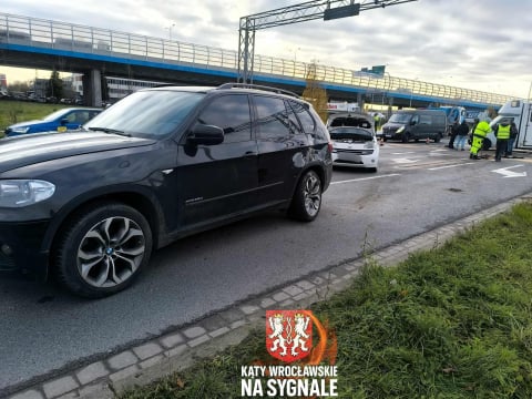 Karambol na zjeździe z AOW. Sprawca przeciął pas zieleni, zderzyło się 6 pojazdów [ZDJĘCIA] - 5