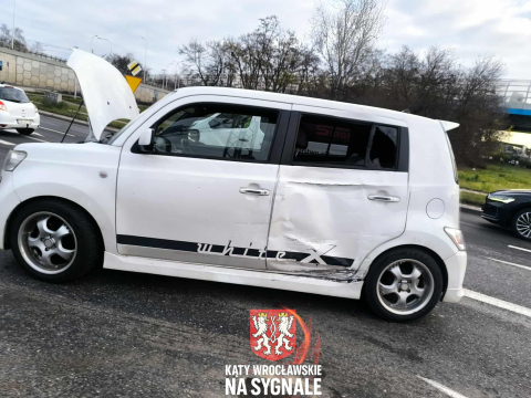 Karambol na zjeździe z AOW. Sprawca przeciął pas zieleni, zderzyło się 6 pojazdów [ZDJĘCIA] - 6