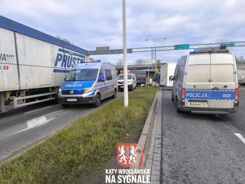 Karambol na zjeździe z AOW. Sprawca przeciął pas zieleni, zderzyło się 6 pojazdów [ZDJĘCIA] - 7