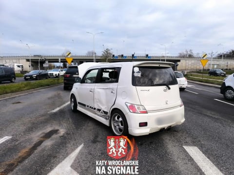 Karambol na zjeździe z AOW. Sprawca przeciął pas zieleni, zderzyło się 6 pojazdów [ZDJĘCIA] - 8