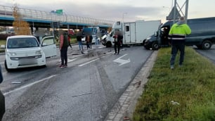 Karambol na zjeździe z AOW. Sprawca przeciął pas zieleni, zderzyło się 6 pojazd&oacute;w