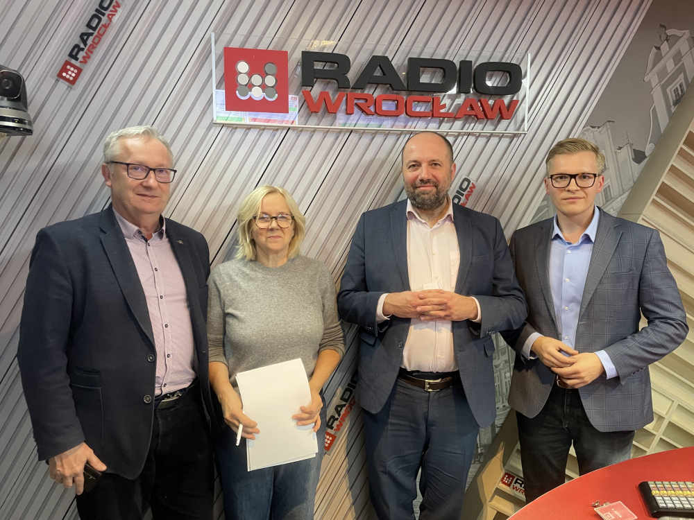 Różne punkty słyszenia: Czy zarobki lekarzy powinny zostać ograniczone? - Różne punkty słyszenia w Radiu Wrocław. Od poniedziałku do piątku, po godzinie 20:00.
