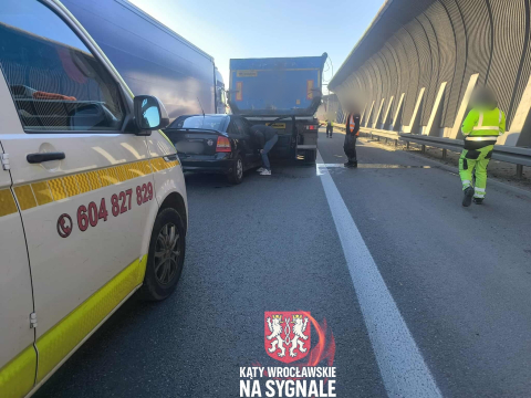 Trzy samochody zderzyły się na AOW. Spory korek w stronę zjazdu na A4 [ZDJĘCIA] - 6