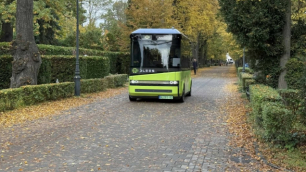 Jak wypadł test autonomicznego busa na cmentarzu? "Sprawdzali, czy zatrzyma się przed nimi"