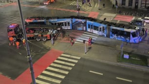 Wykolejenie tramwaju na placu Legion&oacute;w. Ogromne utrudnienia dla pasażer&oacute;w we Wrocławiu