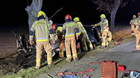 Koszmarny wypadek pod Jaworem. Samochód rozbił się na drzewie [ZDJĘCIA] - 1