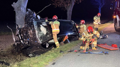 Koszmarny wypadek pod Jaworem. Samoch&oacute;d osobowy rozbił się na drzewie [ZDJĘCIA]