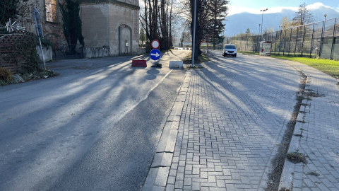 Kierowcy jeżdżą przez przystanek zamiast drogą - 1