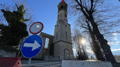 Kierowcy jeżdżą przez przystanek zamiast drogą. Wieża kościoła stwarza zagrożenie