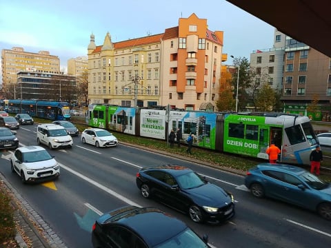 "Dzień pieszego pasażera" na Legnickiej. Tramwaj wykoleił się przed placem Jana Pawła II - 0
