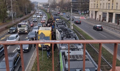 "Dzień pieszego pasażera" na Legnickiej. Tramwaj wykoleił się przed placem Jana Pawła II - 3